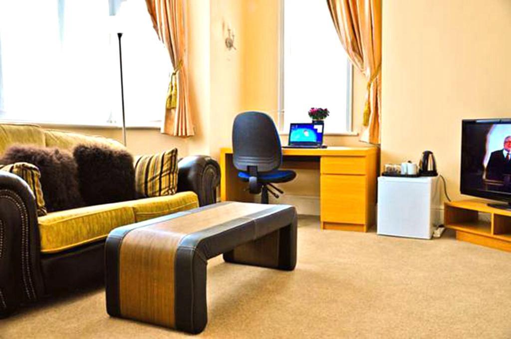Pensión Gatwick 3*