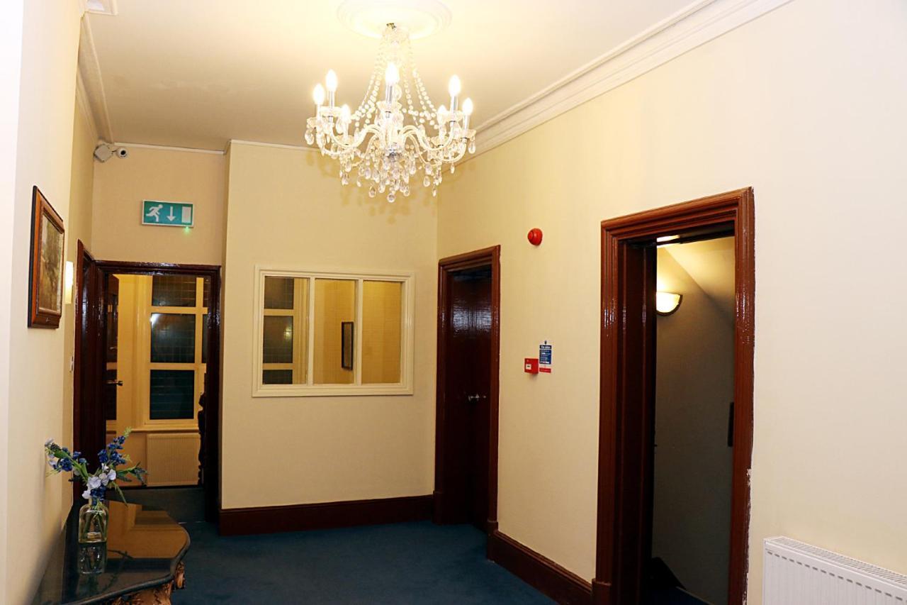 Gatwick 3*