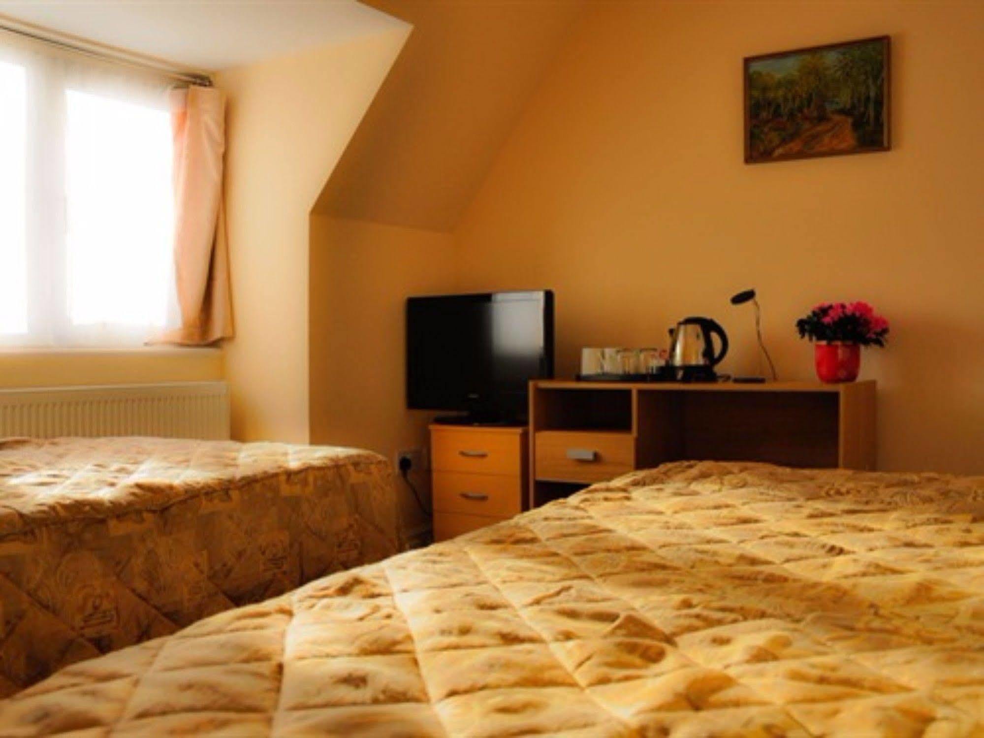 Gatwick 3*