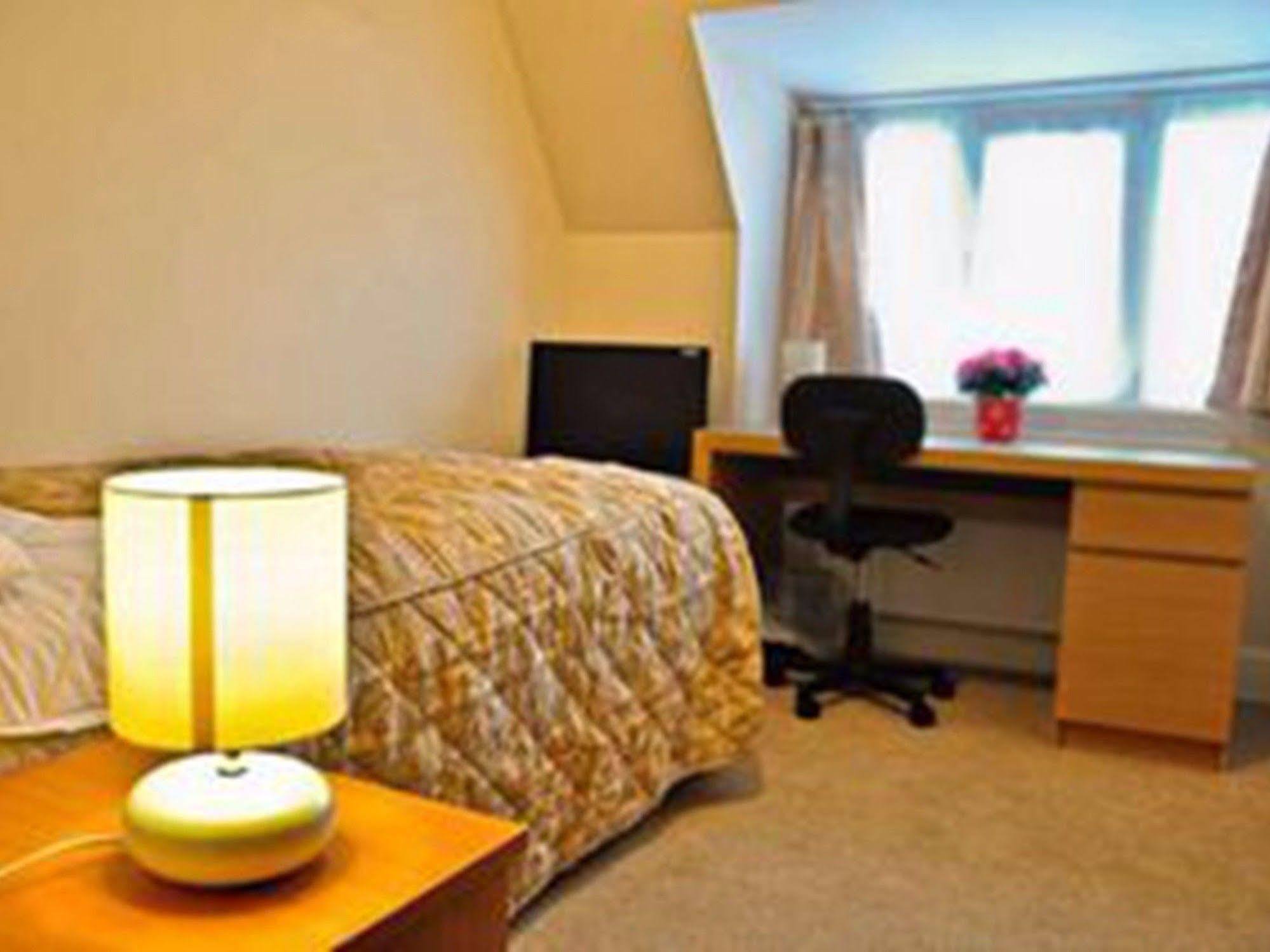 Pensión Gatwick 3*