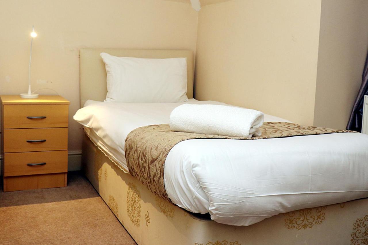 Pensión Gatwick 3*