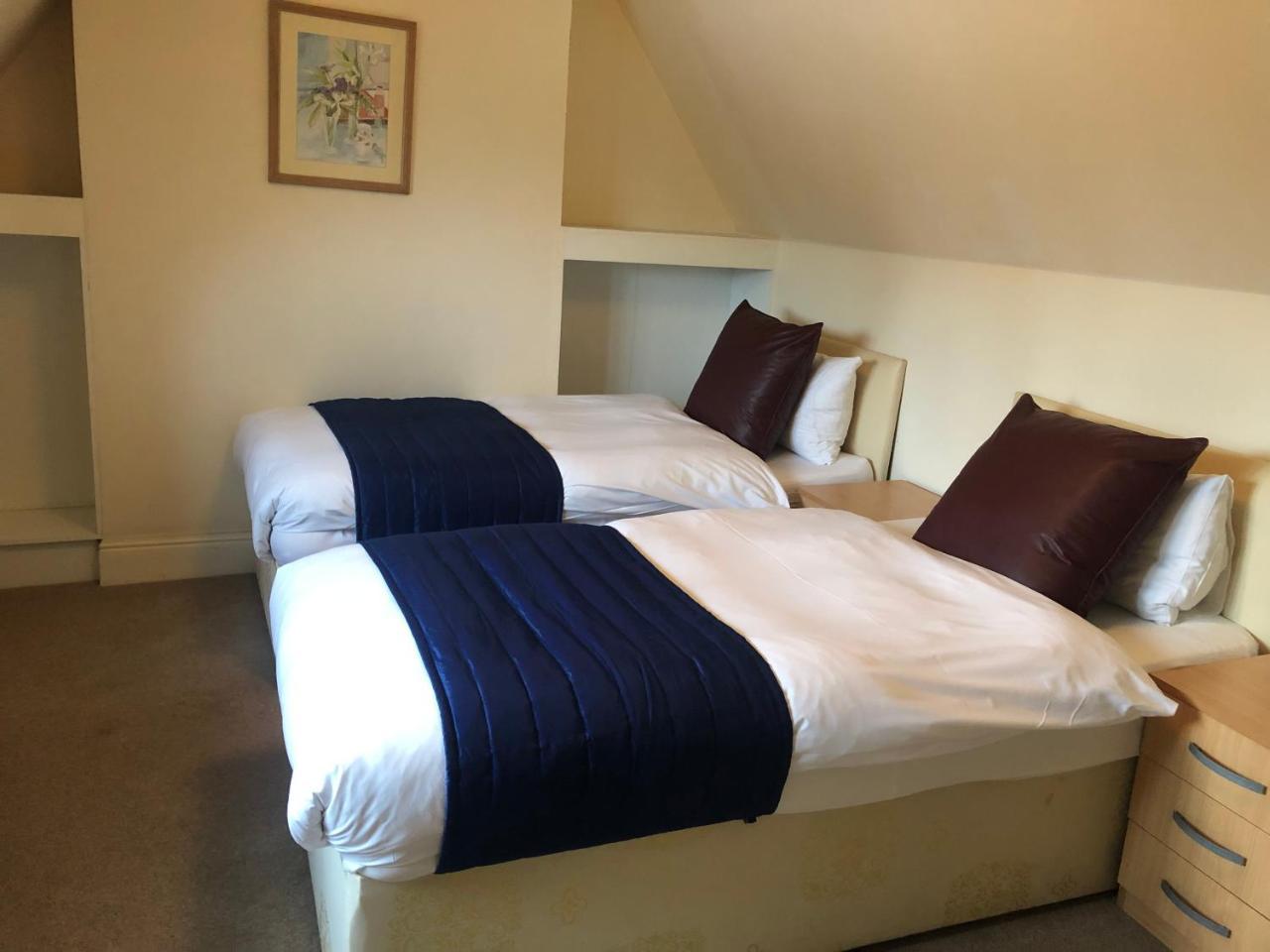 Pensión Gatwick 3*